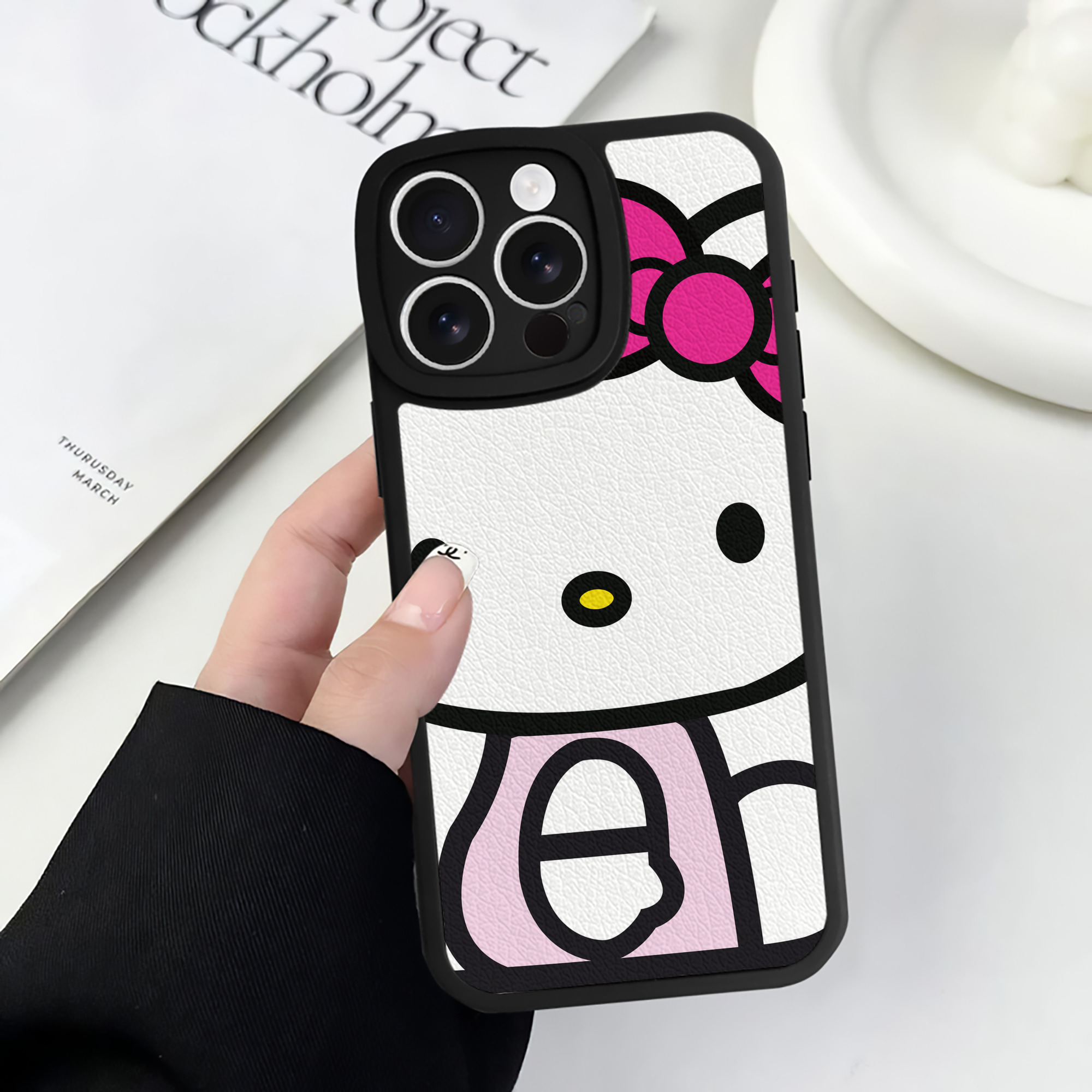 （画像用） Hello Kitty ハローキティ 【iPhone 16シリーズ対応】シリコンスマホケース（レザー調） 材質：シリコン